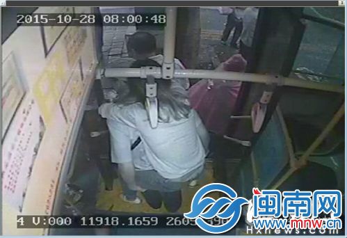 付师傅将女乘客从车上背下(视频截图)