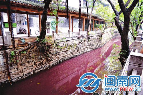 原本碧色的安泰河水变成红色了