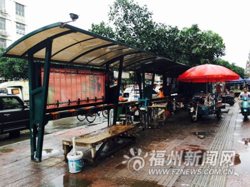 鳌兴路便民自行车站点被菜摊占用。