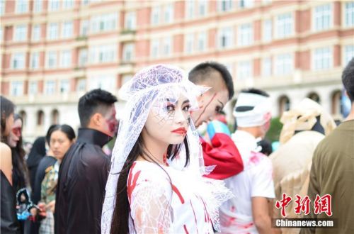 10月31日，又到了西方最搞怪的节日“万圣节”，各种以“万圣节”为主题的活动异常火爆。在四川西南航空职业学院校园内，一场“万圣节”恐怖化妆派对让“群鬼”聚集。为首的男神教师扮“鬼”更是让女生又怕又爱，被称“史上颜值最高男鬼”。