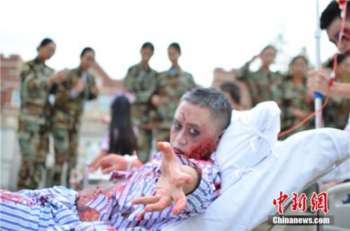 10月31日，又到了西方最搞怪的节日“万圣节”，各种以“万圣节”为主题的活动异常火爆。在四川西南航空职业学院校园内，一场“万圣节”恐怖化妆派对让“群鬼”聚集。为首的男神教师扮“鬼”更是让女生又怕又爱，被称“史上颜值最高男鬼”。