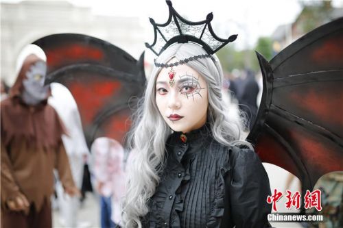 10月31日，又到了西方最搞怪的节日“万圣节”，各种以“万圣节”为主题的活动异常火爆。在四川西南航空职业学院校园内，一场“万圣节”恐怖化妆派对让“群鬼”聚集。为首的男神教师扮“鬼”更是让女生又怕又爱，被称“史上颜值最高男鬼”。