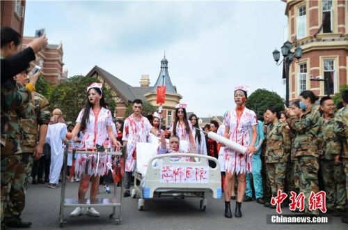 10月31日，又到了西方最搞怪的节日“万圣节”，各种以“万圣节”为主题的活动异常火爆。在四川西南航空职业学院校园内，一场“万圣节”恐怖化妆派对让“群鬼”聚集。为首的男神教师扮“鬼”更是让女生又怕又爱，被称“史上颜值最高男鬼”。