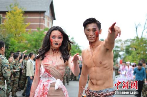 10月31日，又到了西方最搞怪的节日“万圣节”，各种以“万圣节”为主题的活动异常火爆。在四川西南航空职业学院校园内，一场“万圣节”恐怖化妆派对让“群鬼”聚集。为首的男神教师扮“鬼”更是让女生又怕又爱，被称“史上颜值最高男鬼”。