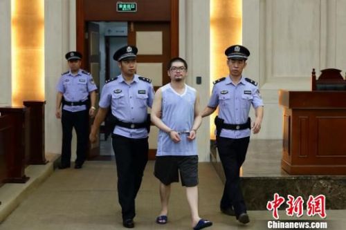 陈灼昊被送往庭审现场。中新网