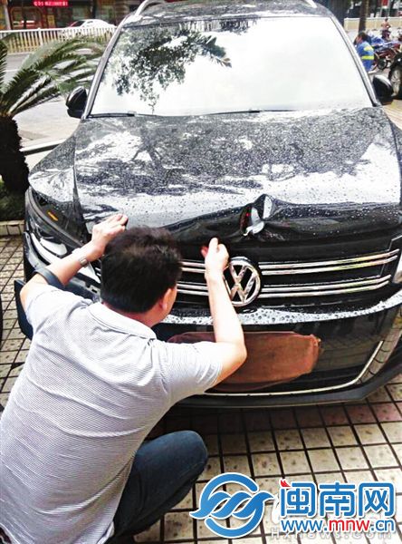 徐先生的车引擎盖受损