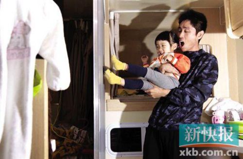 朱春燮和女儿小恩在房车中玩耍。
