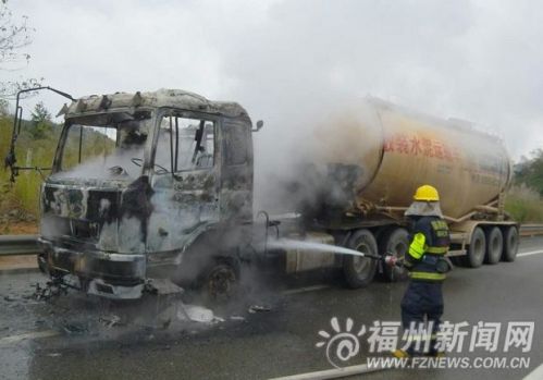 散装水泥运输车高速路上燃烧 幸未造成人员伤亡