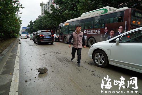 台江万达附近路面砂石撒百米 奥迪车油箱被刮漏