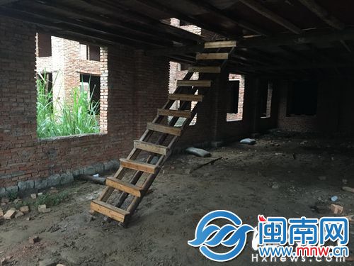 抢建房内部非常简陋,无法居住