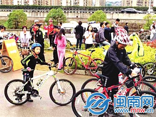 和父母一起来骑行的小朋友