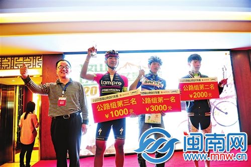 公路组冠军叶龙腾（中）