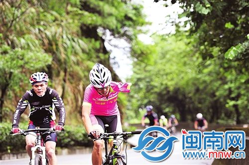 独臂哥参与到比赛中，一路领先