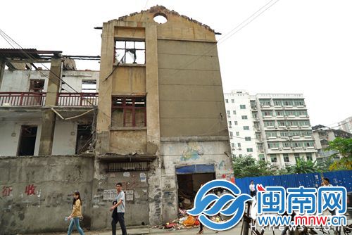 这栋房屋常掉砖瓦,底层也成了垃圾堆