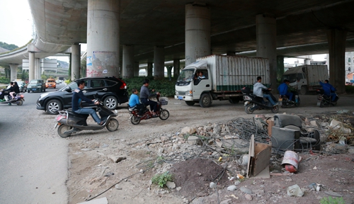 魁浦大桥下通往濂江村的道路崎岖不平