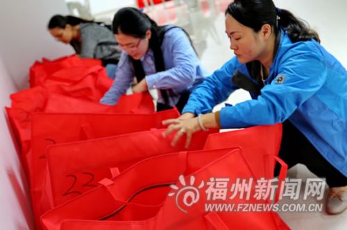 工作人员为新人们打包礼物