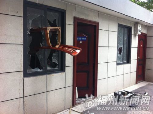 物业处凌晨被砸。