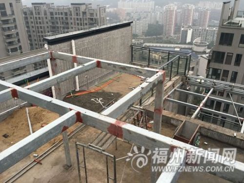 梅峰礼居一业主圈占屋顶违建