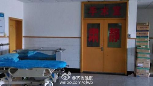 山东济南蓝翔技校学生宿舍发生捅人事件，伤者被送往附近的医院抢救。