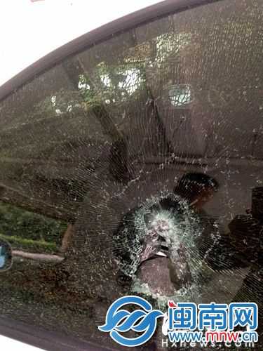 一辆车的车窗被砸碎