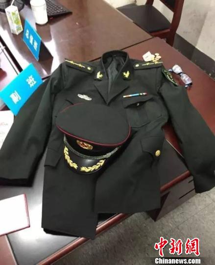 假军服。　宁波公安部门提供　摄