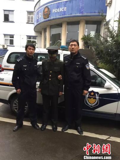 假军人&ldquo;赵茂林&rdquo;行骗者被抓。　宁波公安部门提供　摄
