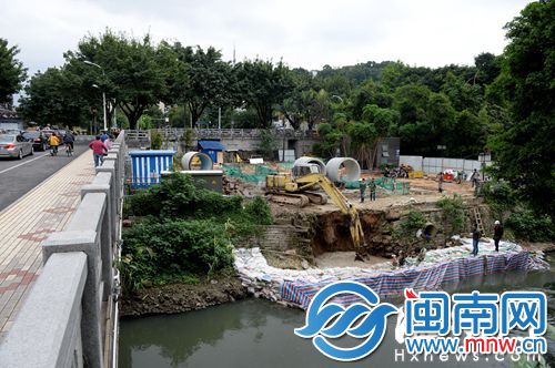 工地泥浆水渗入白马河，旁边河水明显泛黄