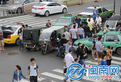 茶亭街上，残疾人轮椅车不仅乱停车，还不时逆行