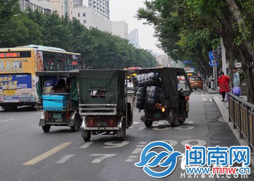 国货路上，残疾人轮椅车驶入机动车道