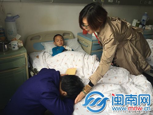 爱心人士给林宁恩送来爱心款，奶奶感恩跪下