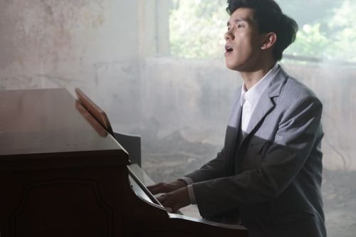 林奕匡拍新歌《安徒生的错》MV 为荒废美感被蚊围攻