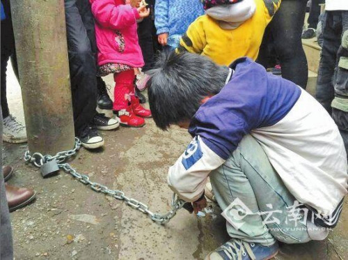 被母亲锁住的小乐 市民供图