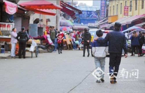 派出所协警和男孩边走边聊 记者 刘筱庆 摄