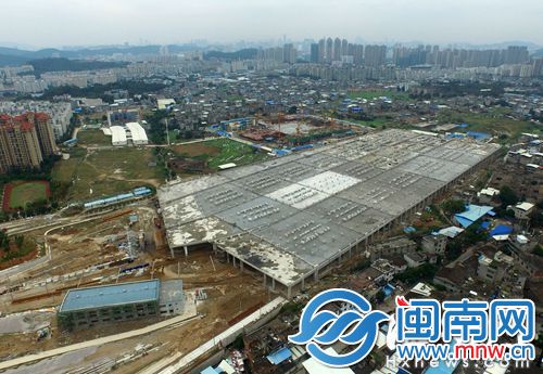 地铁车库的巨大屋顶，就像航空母舰的甲板