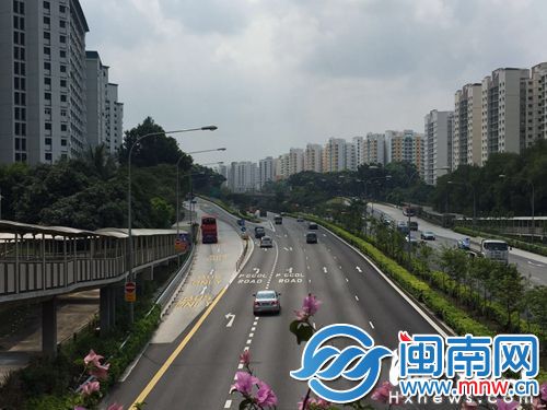 新加坡港湾式公交站，设有立柱进行阻隔