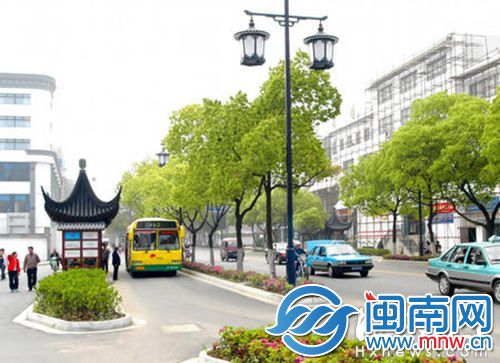 苏州一些港湾式公交站，用绿化带进行阻隔（资料图）