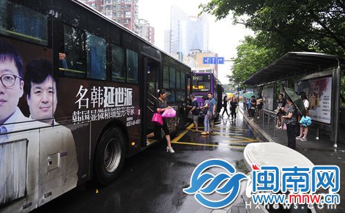 白马河公交站，两辆公交车都没驶入“港湾”