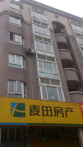 大石头就是从楼上丢下来的，幸好没砸到人