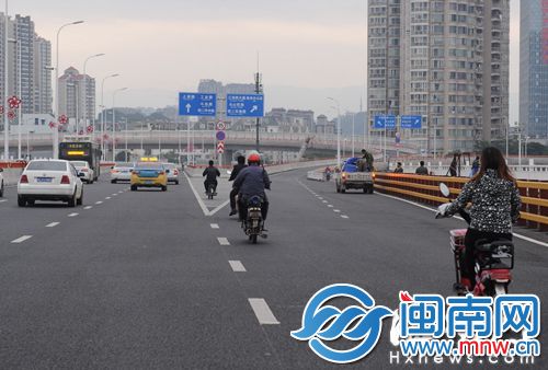 金山大桥岔道口处，非机动车与机动车混行