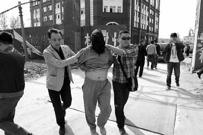 16年前的抢劫银行案告破，嫌疑人被抓获。图片来源：《郑州晚报》