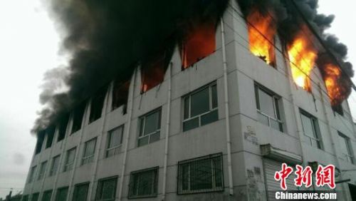 图为起火厂房2