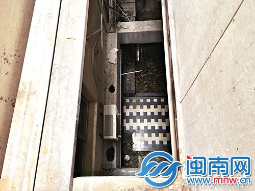 从五楼至三楼平台有五六米高，小孙坠下当场昏迷