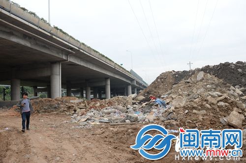 辅道未修，不少人将渣土直接倒在了三环高架桥边上