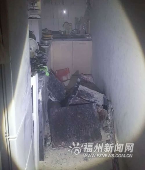 失火的厨房一片狼藉。