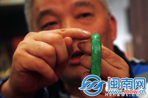 玉石专家为老人鉴定翡翠