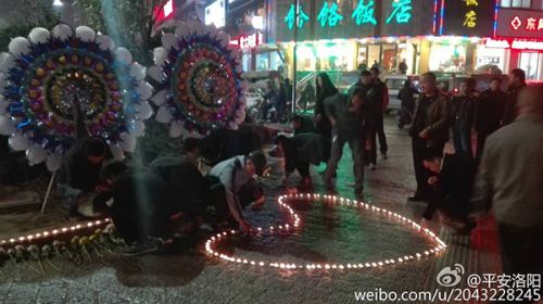 马玉军的同学们自发来到洛龙区开元大道和龙门大道交叉口附近，深切缅怀亲爱的战友。 @平安洛阳 图