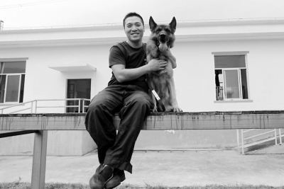 民警林新星和警犬“肥肥”成了亲密的朋友