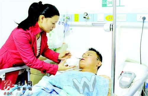 正在医院接受治疗的胡光志