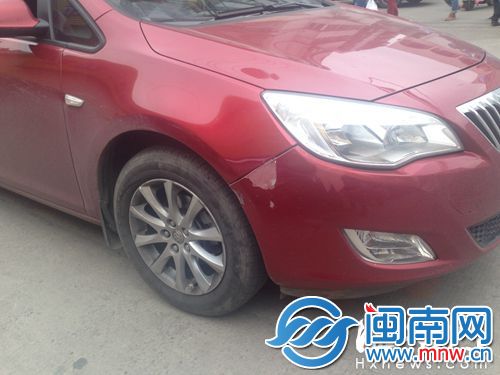 小车挡泥板被剐蹭掉漆破损