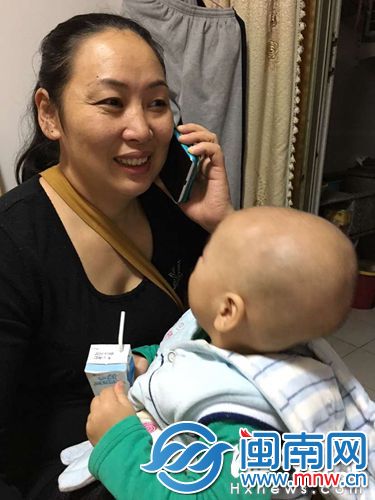 刘女士联系业务时，小龙乖乖坐在妈妈怀里